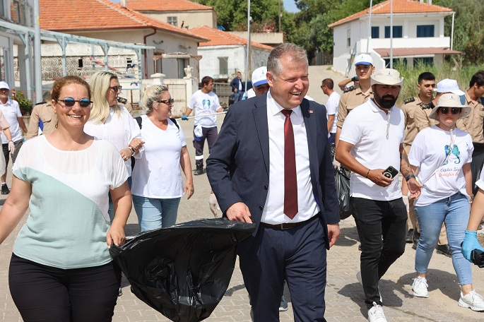 Urla'da 45 dakikada 332 kg çöp toplandı