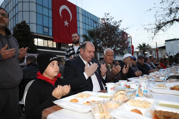 Menderes’te Binler İftar Sofrasında
