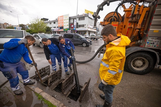 İZSU Ekipleri Tam Kadro Sahada