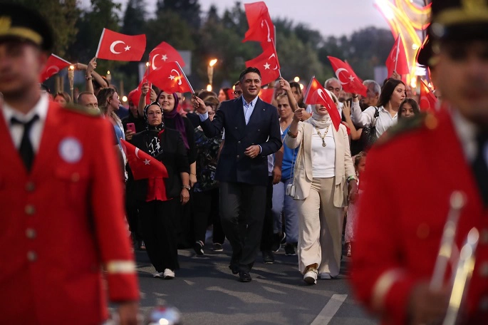 Aliağa’da 30 Ağustos Zafer Bayramı'nda Fener Alayı ve Sefo Konserli Kutlama