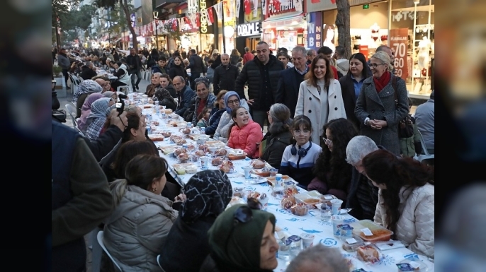 Karşıyaka Çarşı’da Dev Sofra