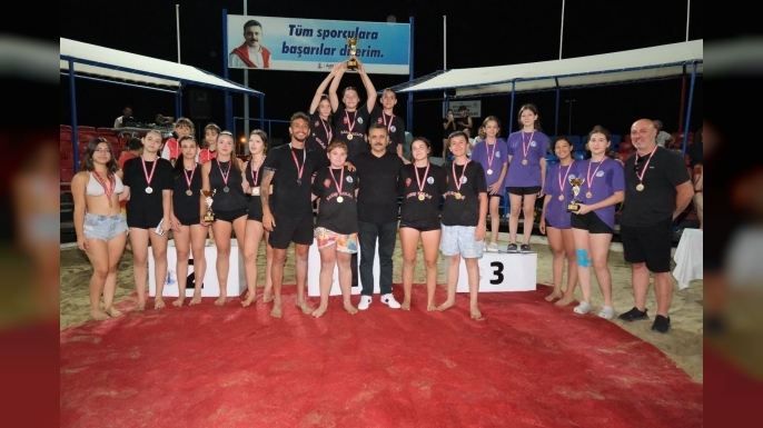 Dikili'nin Yıldızları Kupayı Kaldırdı