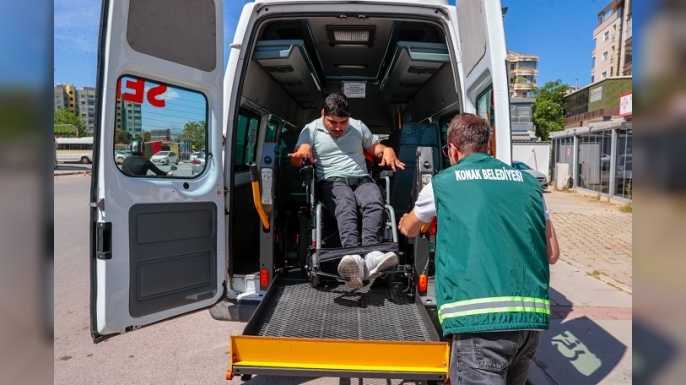 Konak’ın ‘Engelsiz Servis’i Yüzleri Güldürüyor