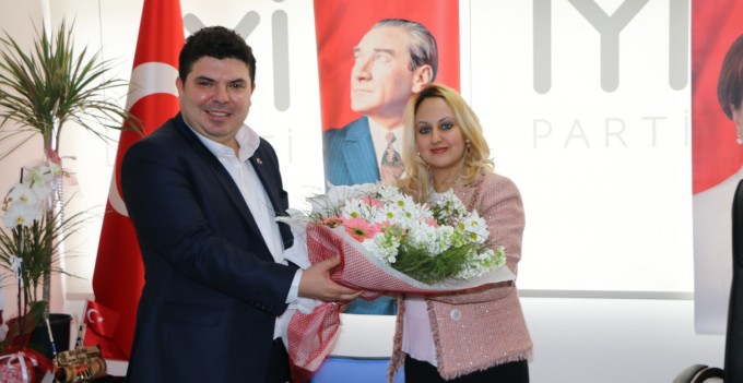 İYİ Parti Buca Başkanı Torun’un Otomobiline taşlı ve sopalı saldırı