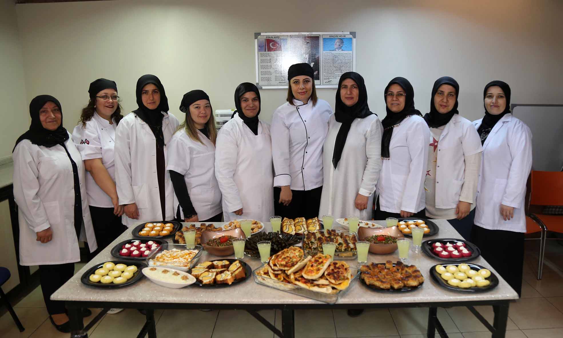 Karabağlar’daki kurslar meslek ve hobi kazandırıyor