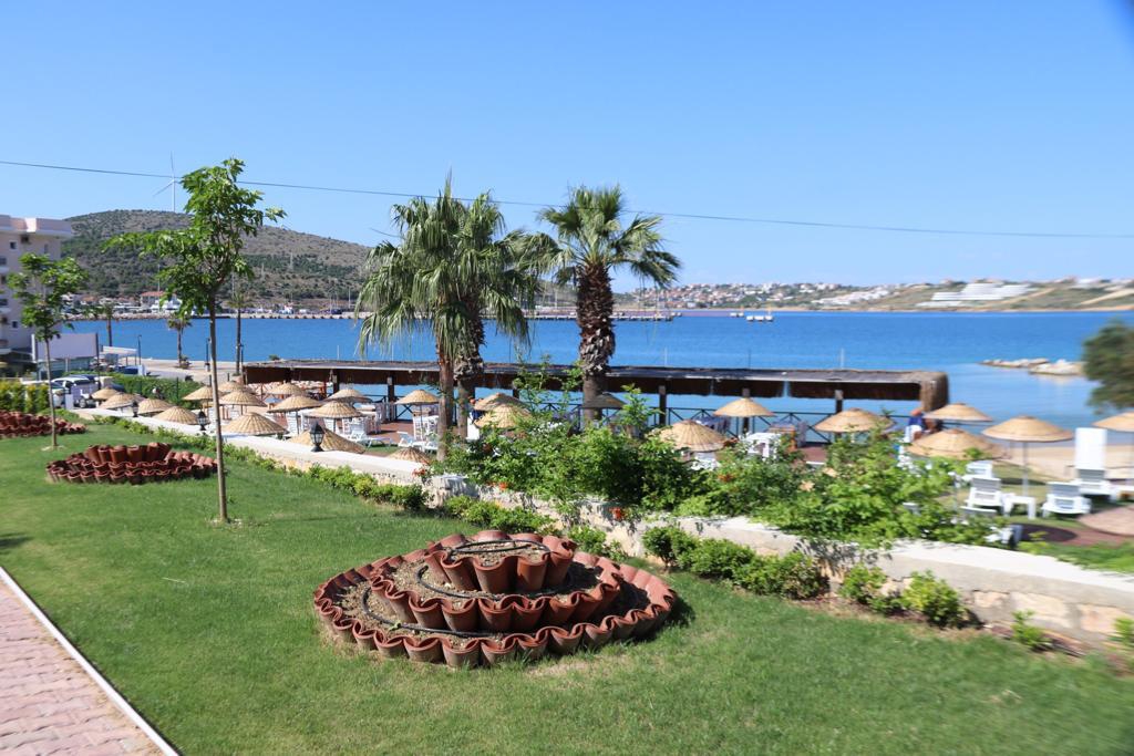 Çeşme Tekke Plajı ve Restoranı ziyaretçilerini bekliyor