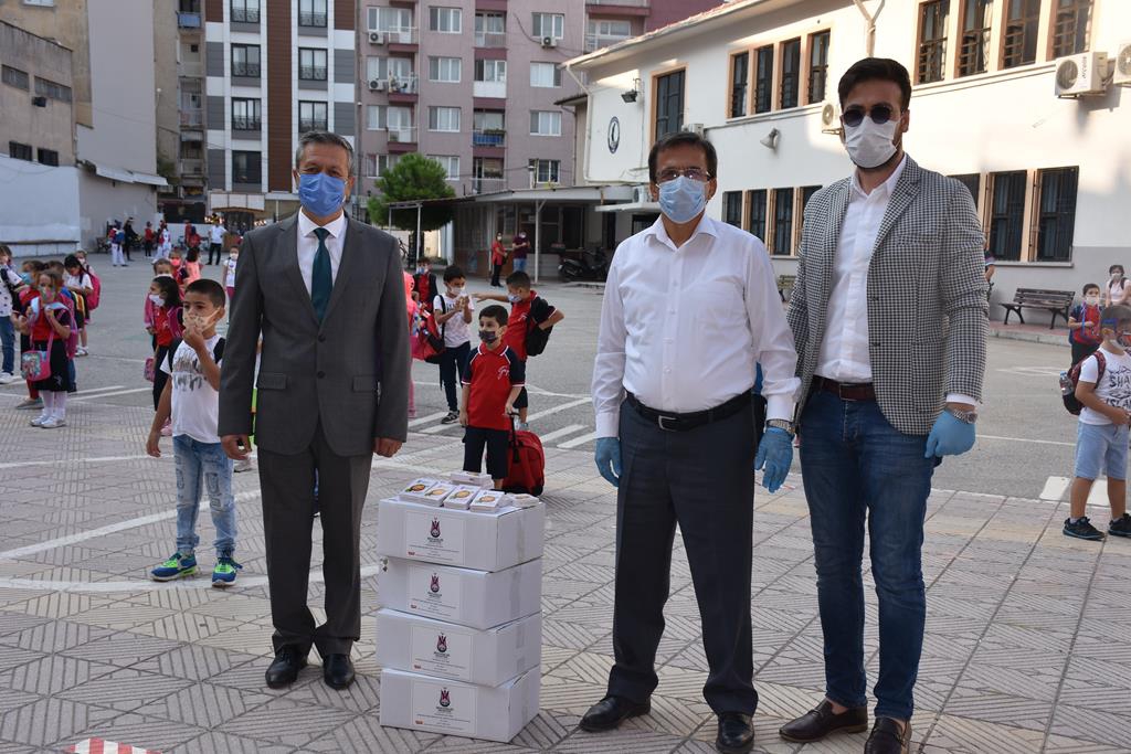 BAŞKAN ÇELİK ‘ÜZÜMLER DE BİZDEN’ DEMİŞTİ, SÖZÜNÜ TUTTU
