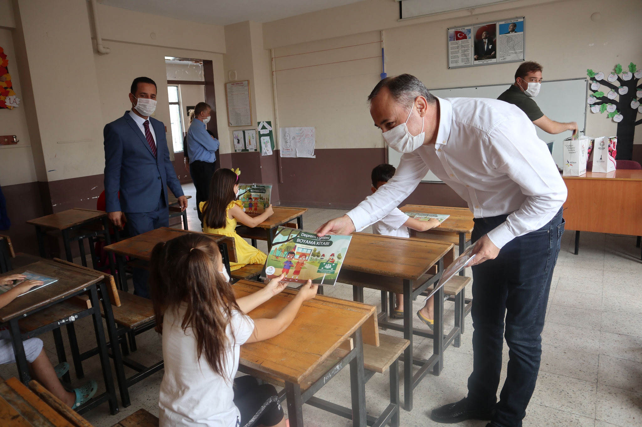 Demirezen Öğrencilere Kitap Hediye Etti