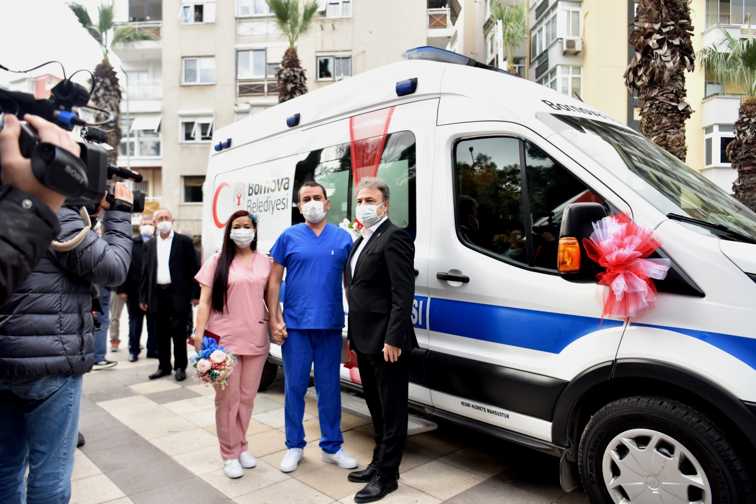 Doktor önlüğü gelinlik ve damatlık, ambulans gelin arabası oldu