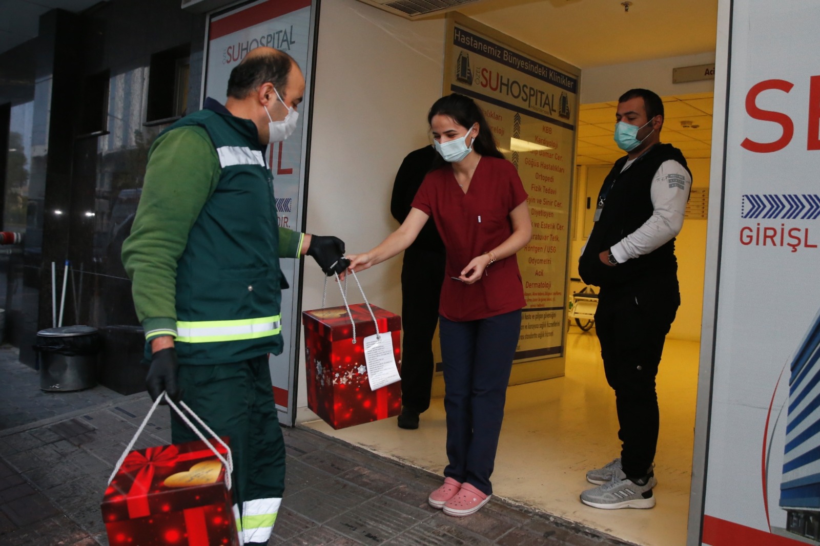 Batur, görev başındaki sağlık çalışanlarını unutmadı