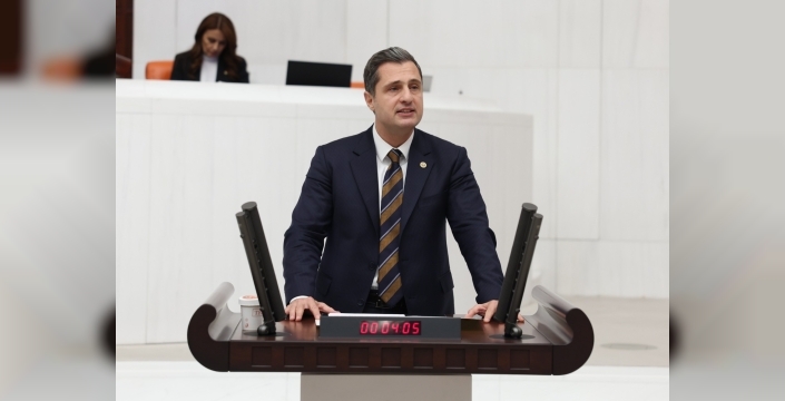 CHP’Lİ DENİZ YÜCEL;  “MEB’İN GÖREVİ CUMHURBAŞKANI SEVGİSİNİ ÖLÇMEK Mİ?”