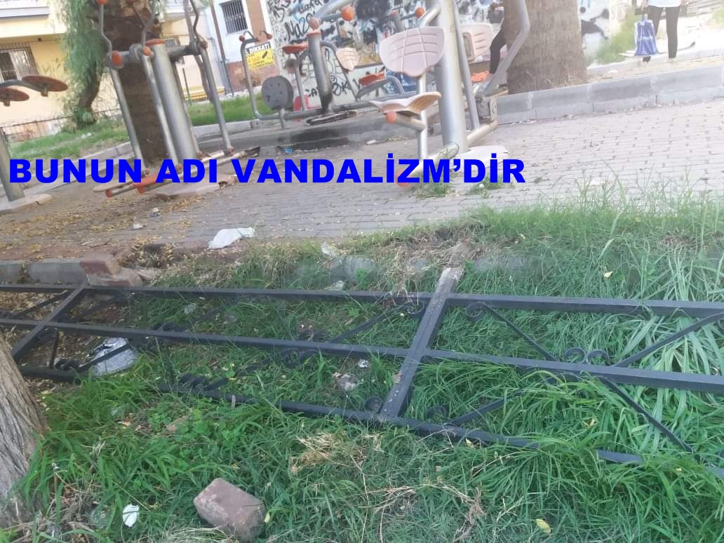 GÜNDÜZ VAKTİ ÇÖP KONTEYNER KAPAKLARINI ÇALDI