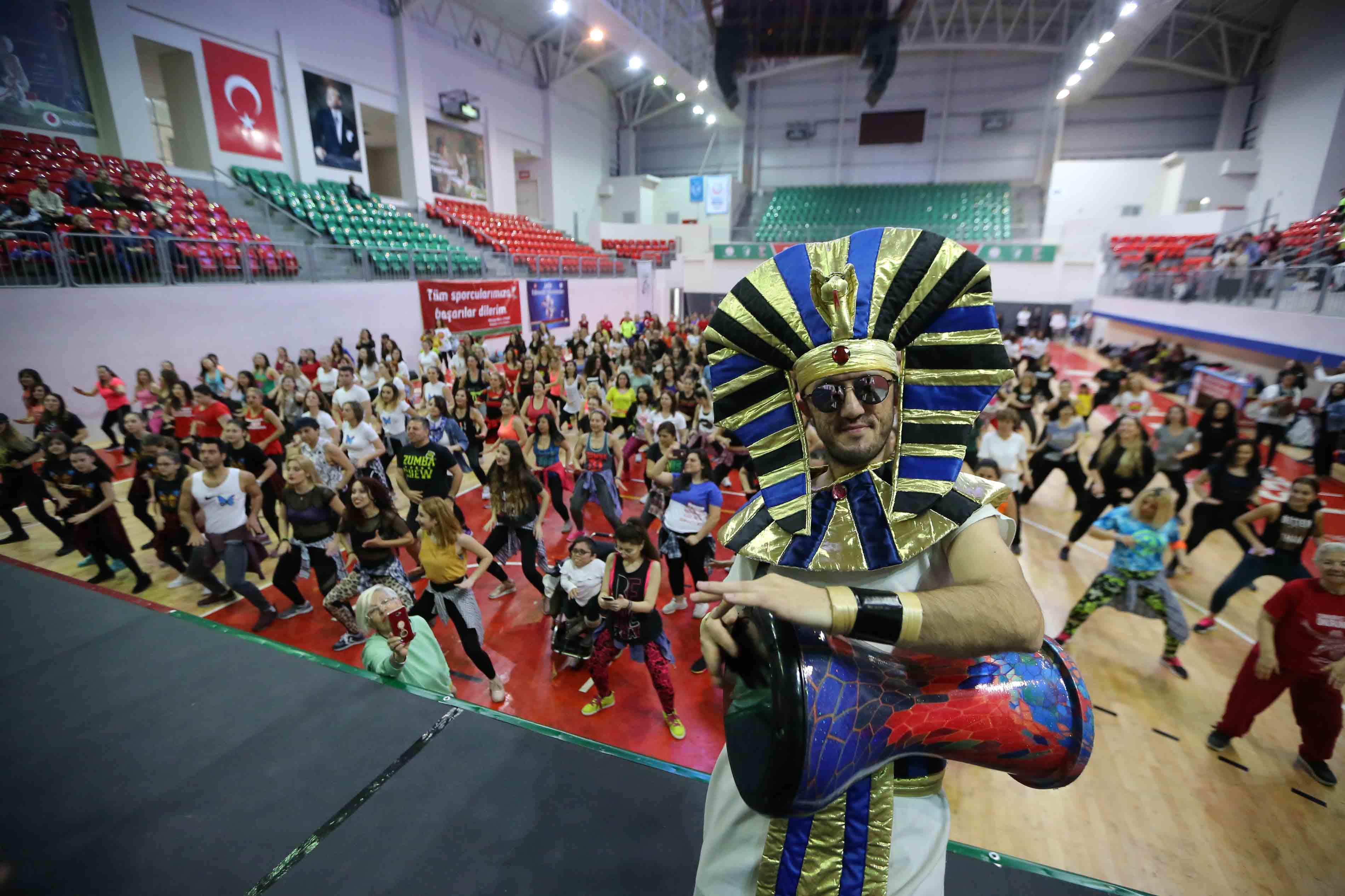 Kelebek çocuklar için zumba yaptılar