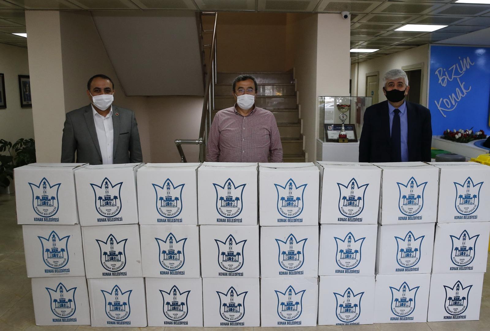 Konak Belediyesi esnaf ile omuz omuza