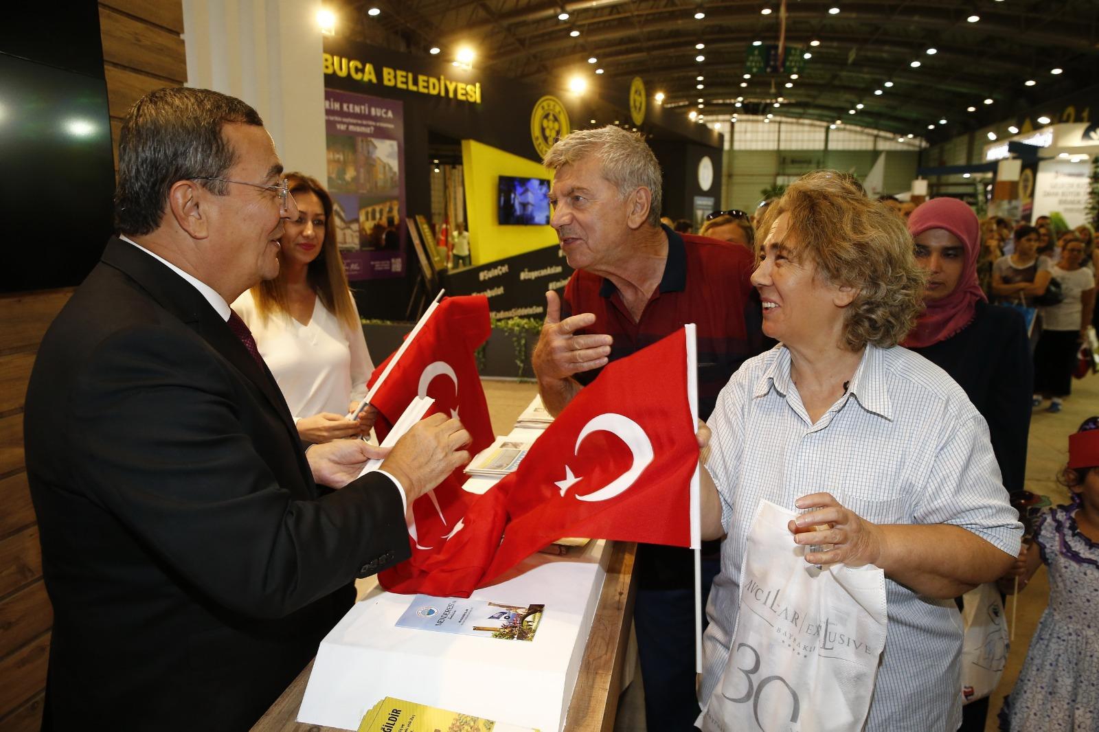Konak Belediyesi’nden herkese bir bayrak