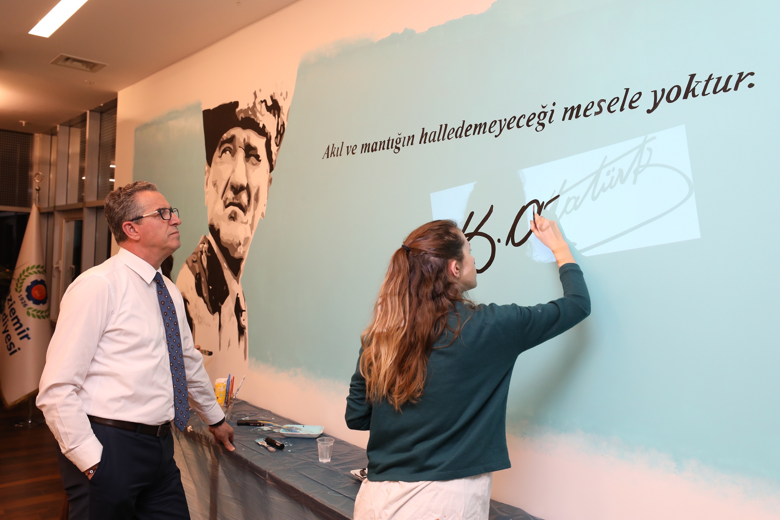 Makam odasının duvarı tuval oldu!
